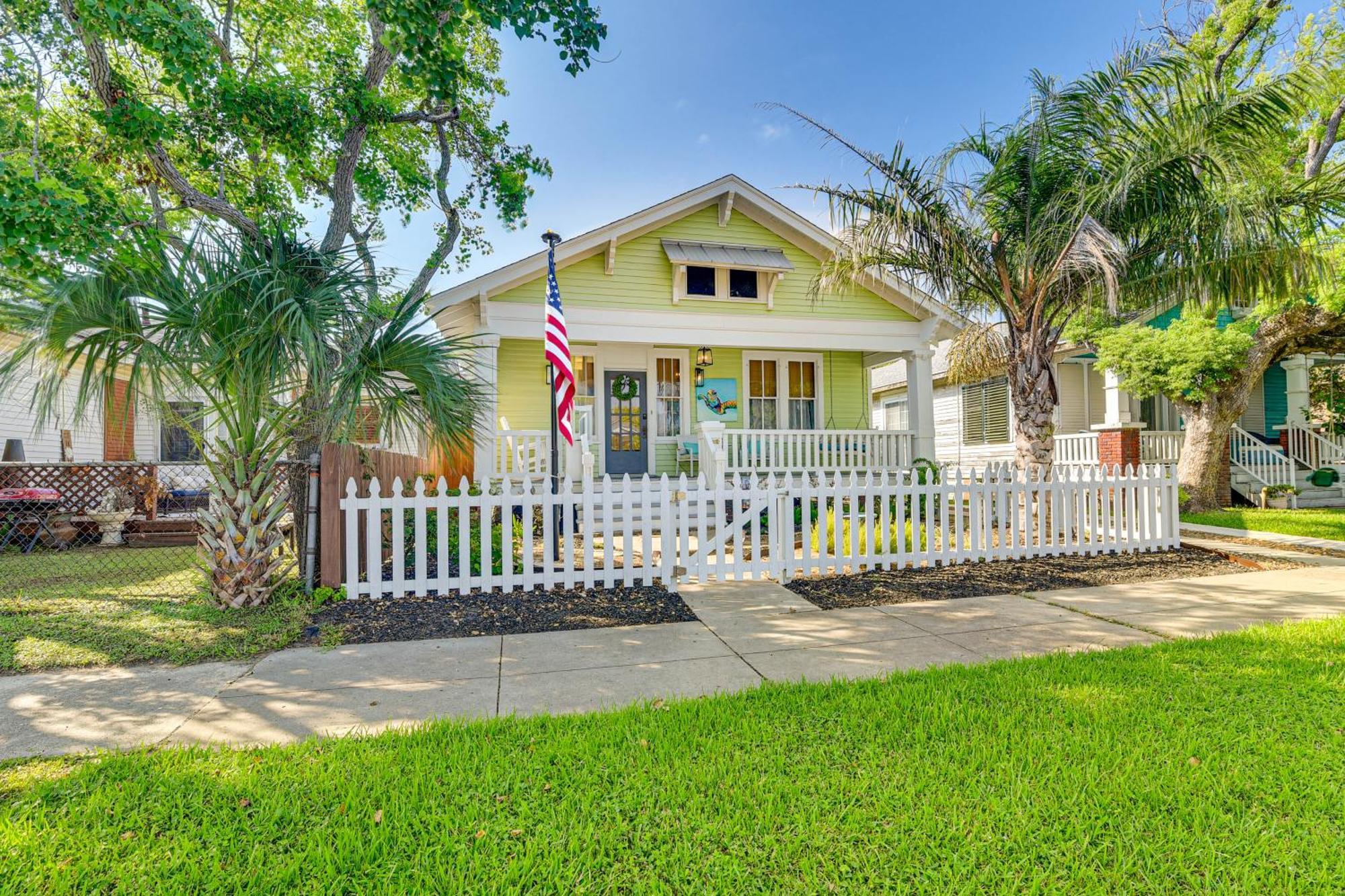 Walk To Galveston Beach Texas Home With Fenced Yard المظهر الخارجي الصورة