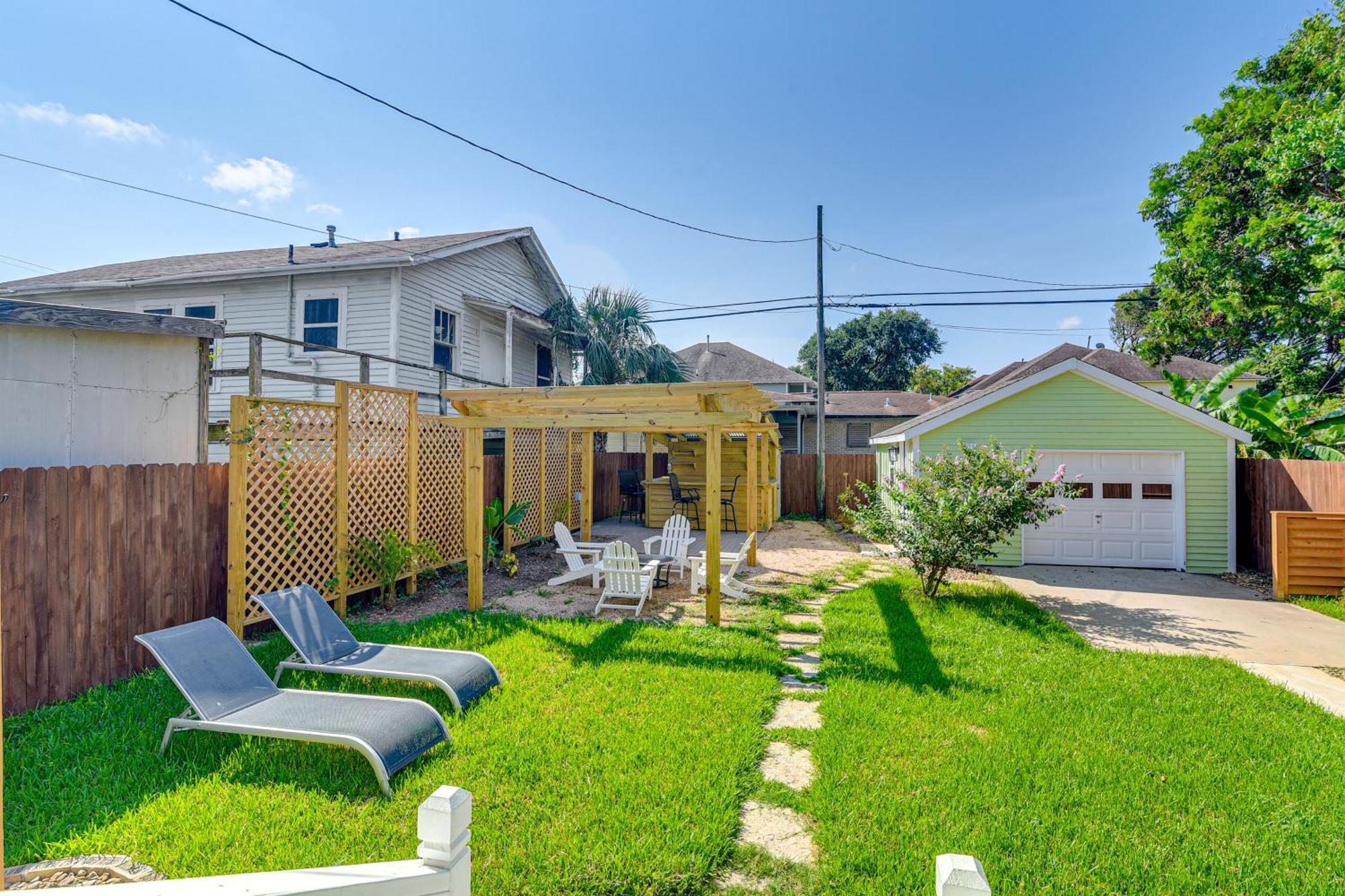 Walk To Galveston Beach Texas Home With Fenced Yard المظهر الخارجي الصورة